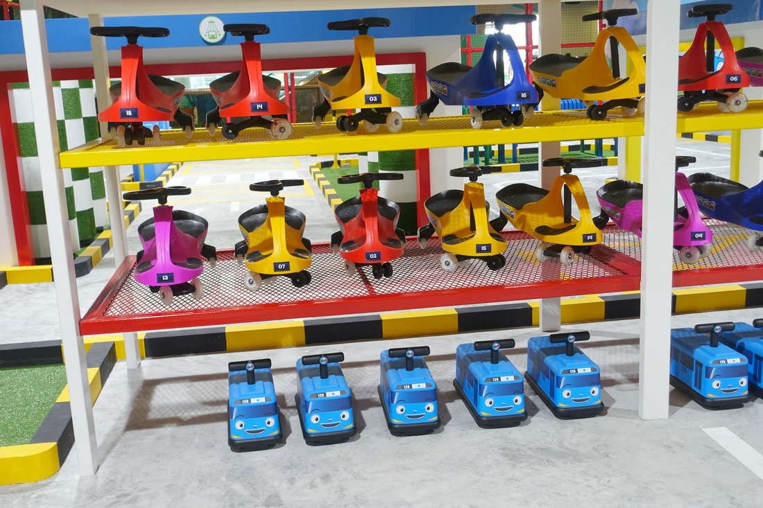 Choose your preferred ride for the driving circuit. Aren't those mini Tayo buses so cute??