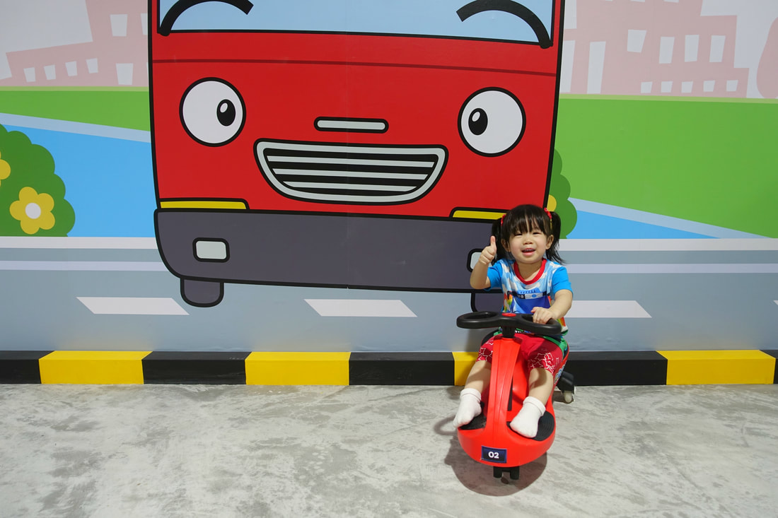 Mae having fun on the driving circuit and posing for a photo with Gani. Thumbs up! 