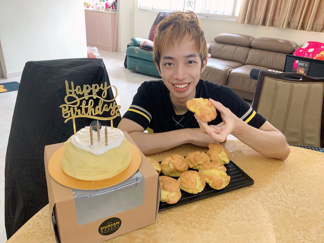 I haven't eaten durian for a long time and started to crave it a bit. Such a welcome surprise to receive these yummy bakes on my birthday!