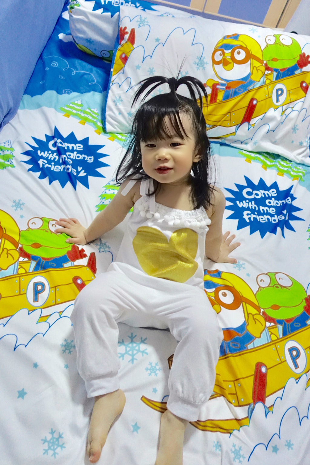Even Mae's bedsheet, bolstercase and pillowcase are Pororo-inspired! 