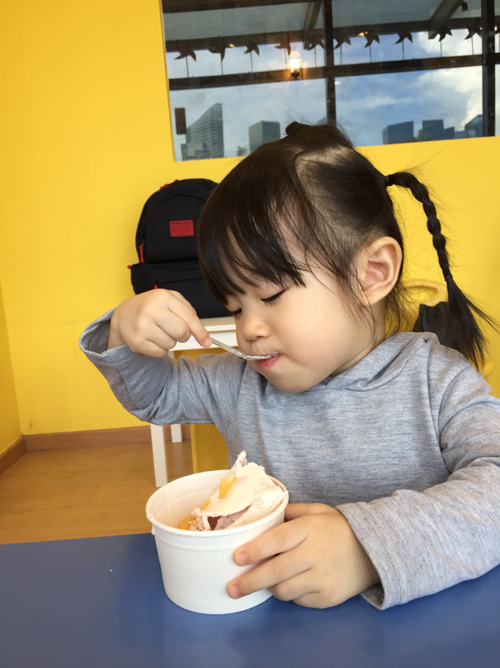 Mae enjoyed the ice cream she customised during the ice cream workshop that was held at Pororo Park Singapore! She chose strawberry as the main ingredient and added cornflakes as a topping! 